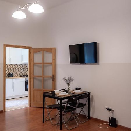 Cozy Apartment In Akacfa Street Budapest Exterior photo