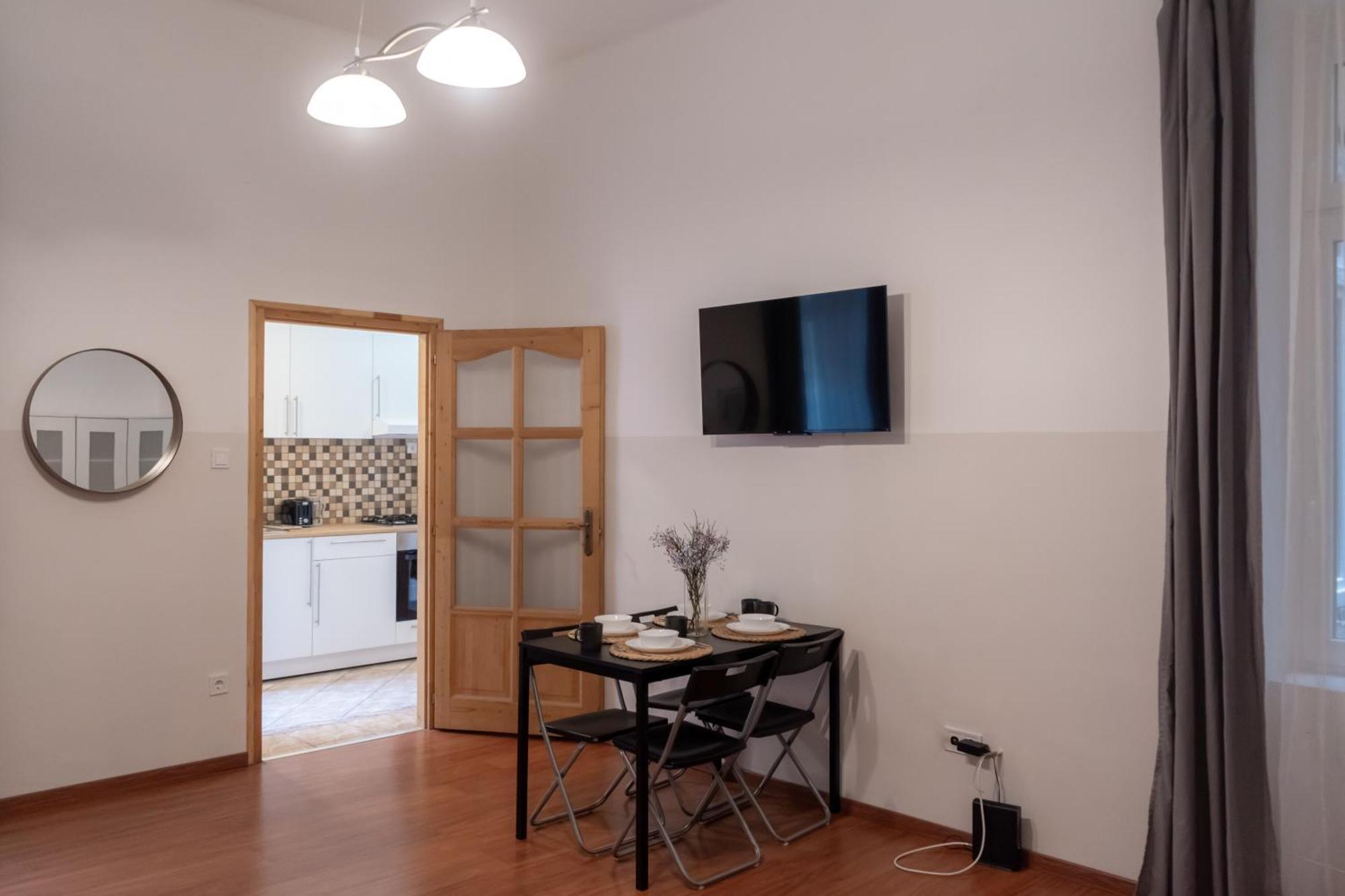 Cozy Apartment In Akacfa Street Budapest Exterior photo