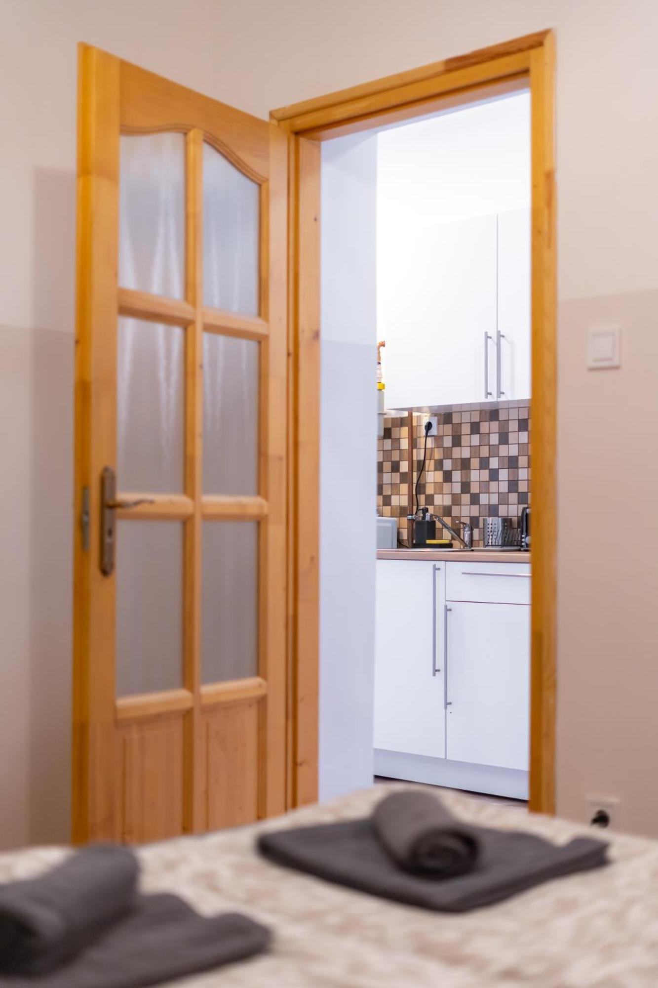 Cozy Apartment In Akacfa Street Budapest Exterior photo